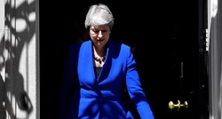 Theresa May održala oproštajni govor, nije mogla sakriti suze