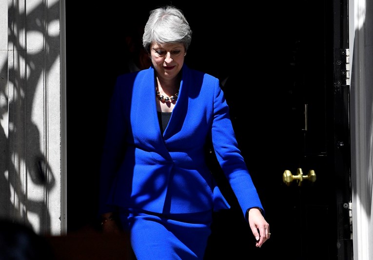 Theresa May održala oproštajni govor, nije mogla sakriti suze