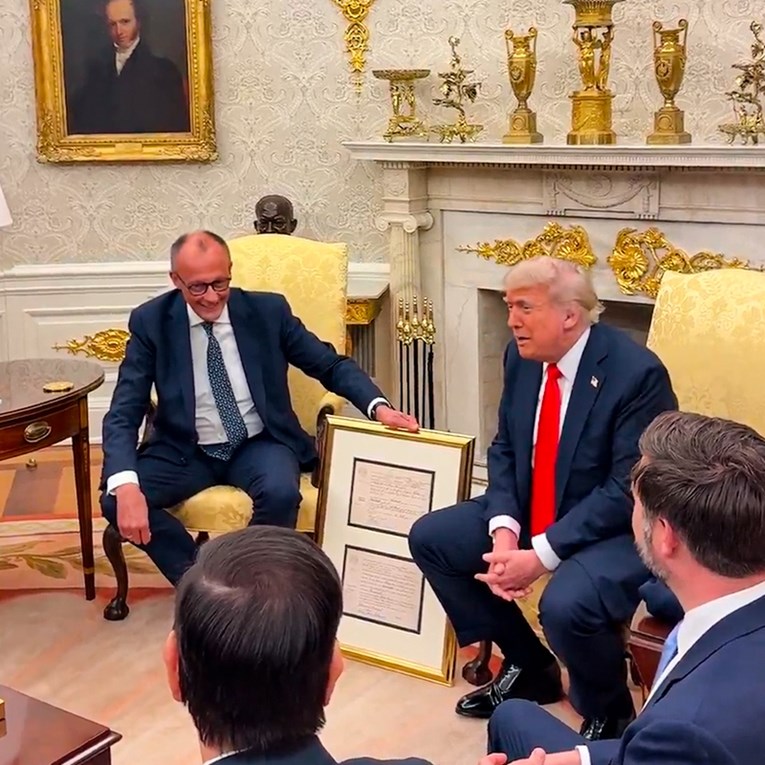 Merz dao Trumpu rodni list njegova djeda Nijemca, pogledajte snimku