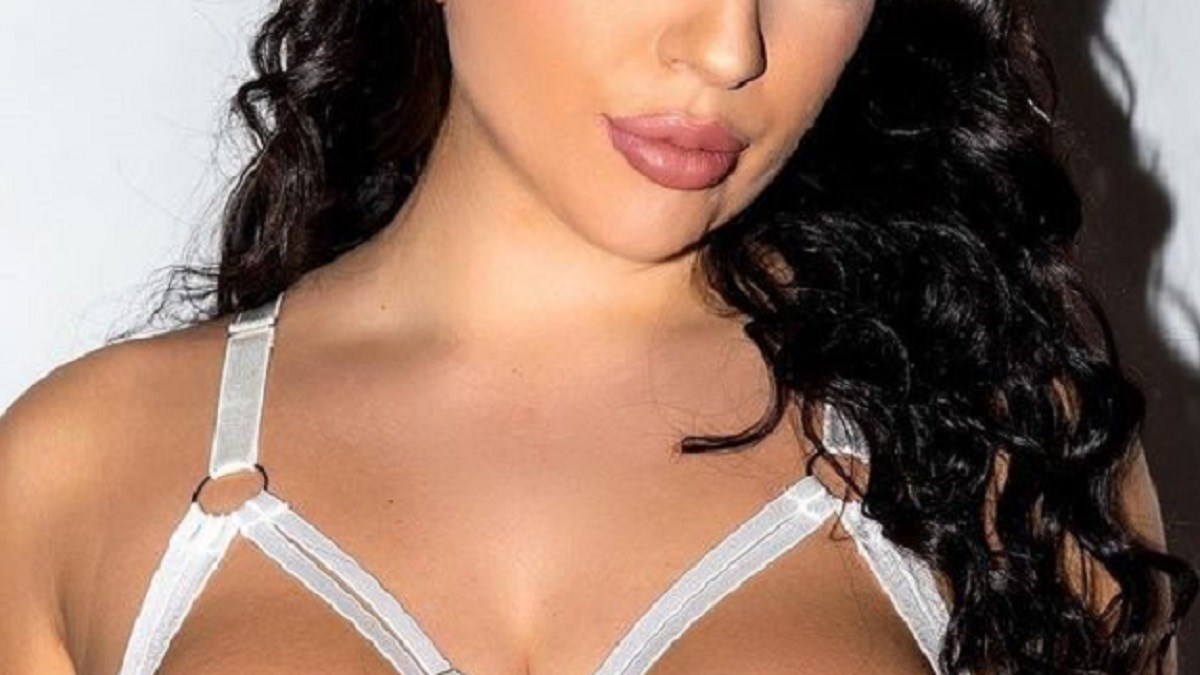 Tvrdi da ju je Tinder blokirao jer je prelijepa: "Nemam fotki na kojima sam odjevena"