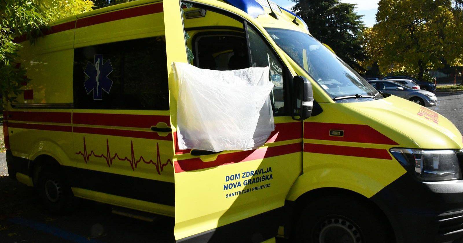 Metak pogodio sanitetsko vozilo na A3. Djelatnika pogodio u šaku