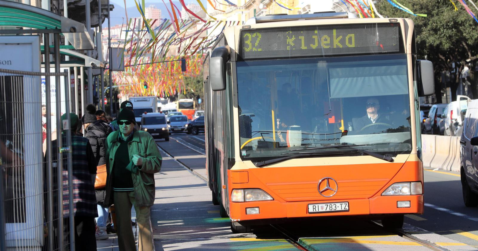 U riječkom autobusu palo osam putnika, policija traži crveni Clio
