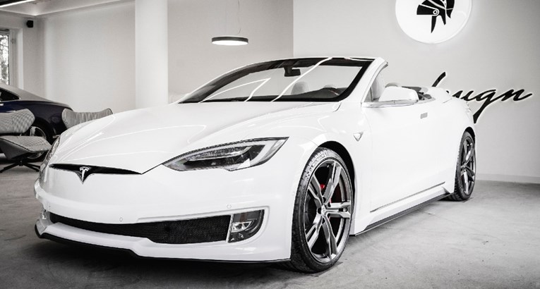 Električna Tesla zasjala u izvedbi bez krova