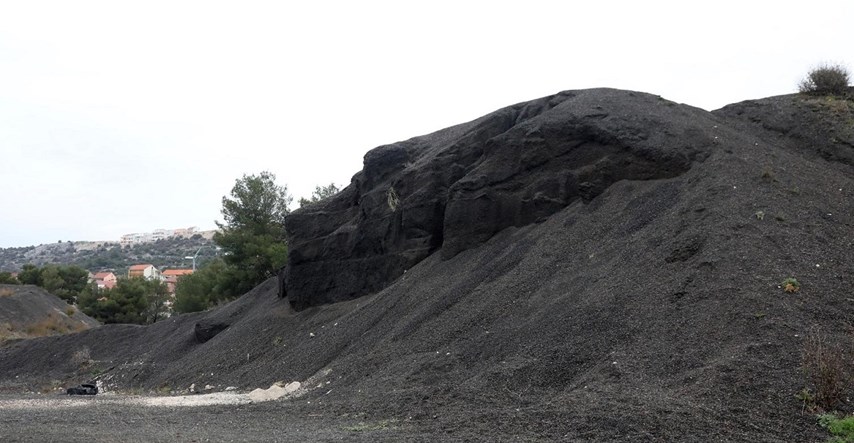 Opasno crno brdo smeća godinama uništava okolicu. EU tjera Hrvatsku da to riješi