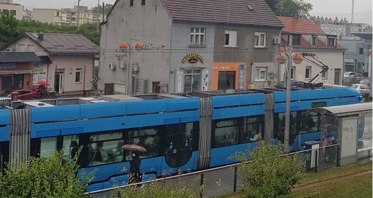 Tramvaj u Zagrebu udario curicu, ozlijeđena je