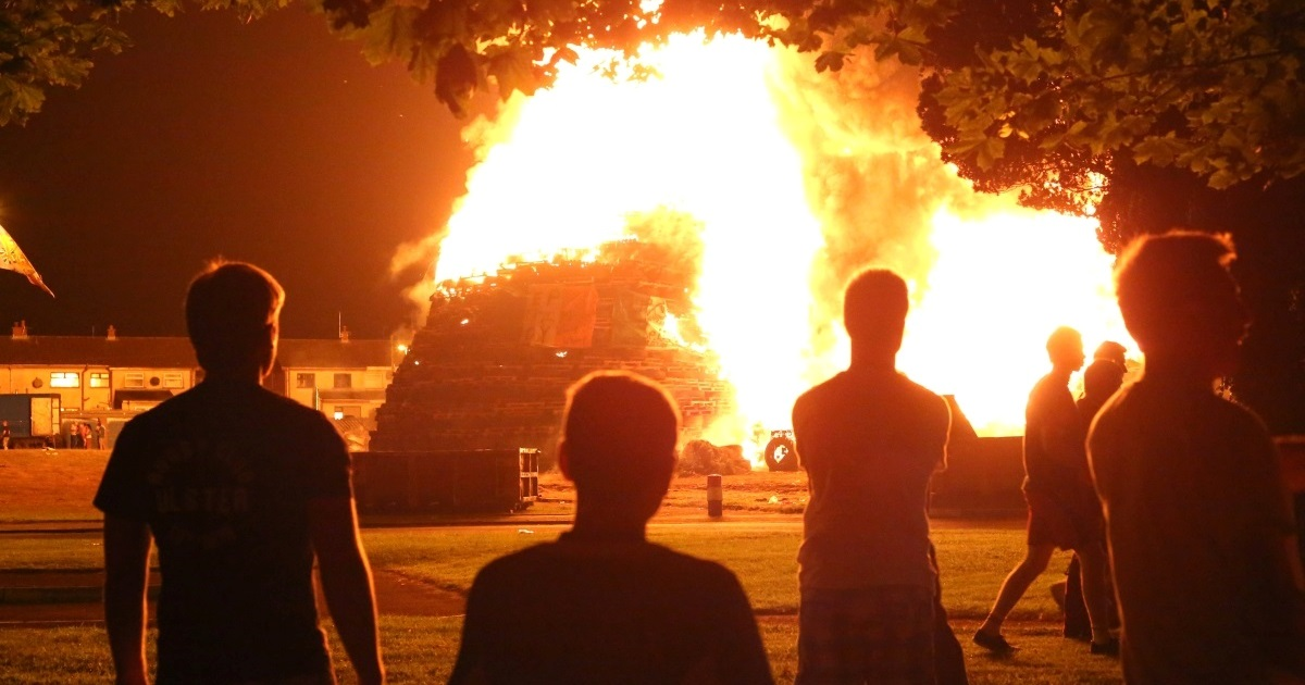 Policija u Belfastu odbila ukloniti lojalističku lomaču, Sinn Féin bijesan
