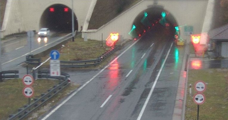 Olujni vjetar stvara probleme u prometu, A6 otvorena samo za osobna vozila