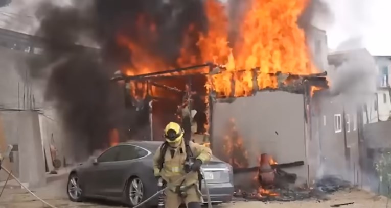 VIDEO Krao struju kako bi napunio Teslu, zapalio auto i kuću