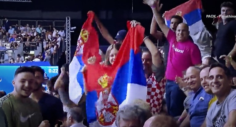 Navijači u hrvatskim dresovima mahali srpskom zastavom na meču Đokovića i Čilića