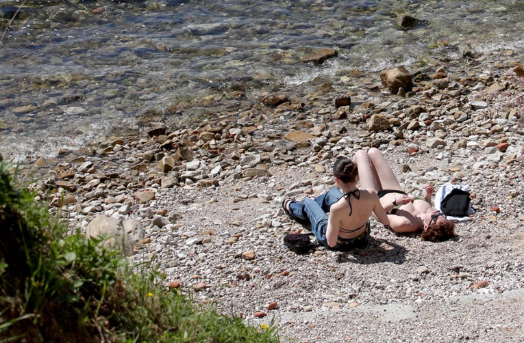 Zadrani iskoristili lijepo vrijeme za sunčanje na plaži