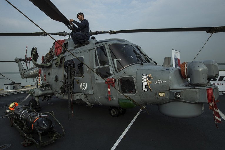 Srušio se vojni helikopter britanske mornarice. Sve hitne službe na terenu