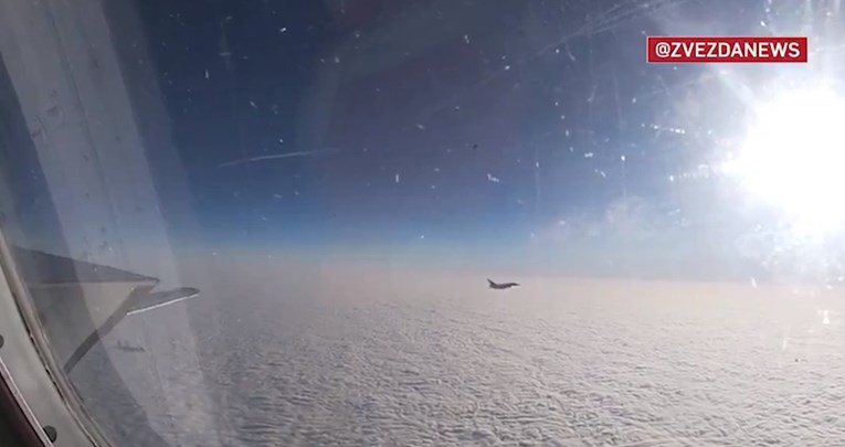 Русија објави видео од летот на бомбардер над Балтичкото Море