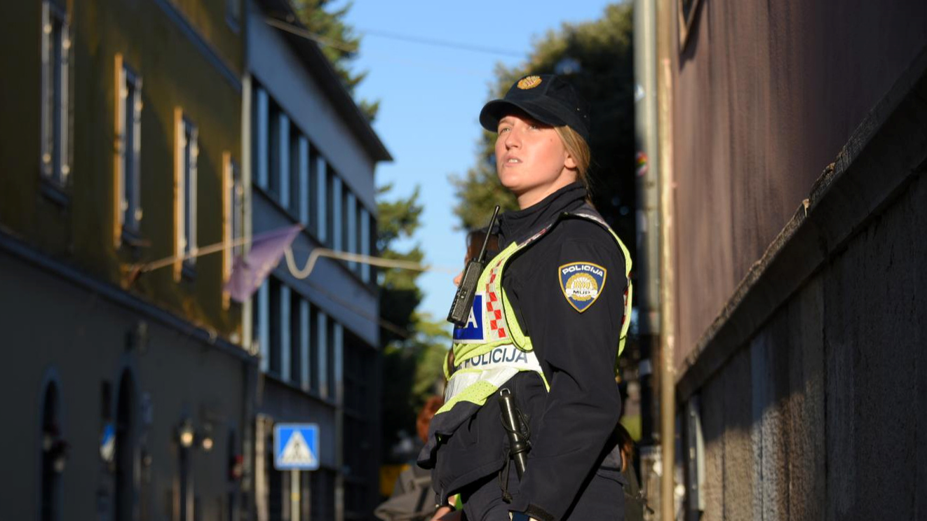 Na ženu u invalidskim kolicima na zebri u Puli naletio auto