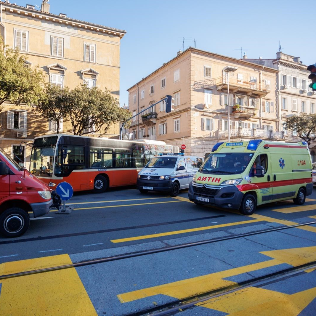 Žena (76) koja je teško ozlijeđena u naletu busa u Rijeci je prelazila preko crvenog