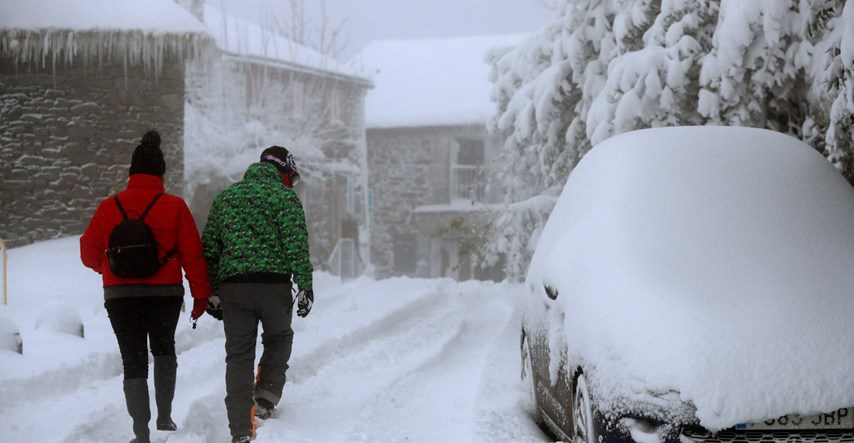 Obilan snijeg u Francuskoj, oko 145.000 ljudi ostalo bez struje