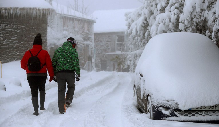 Obilan snijeg u Francuskoj, oko 145.000 ljudi ostalo bez struje