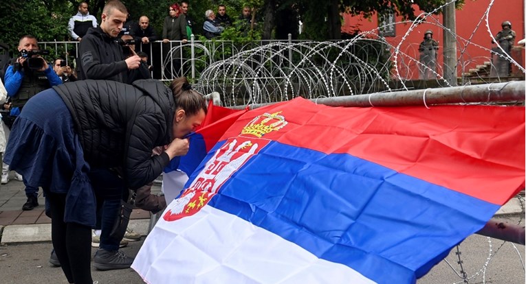 Nastavljeni prosvjedi Srba na Kosovu: Razvili zastavu, postavili Davidovu zvijezdu