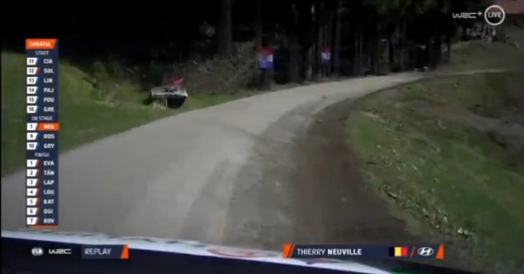 VIDEO Vodeći vozač izletio na Croatia Rallyju. Skoro se zabio u hrvatsku zastavu