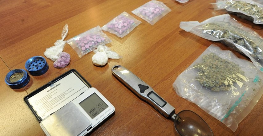 U Kninu vozio pijan i bez dozvole, policija mu u stanu našla veliku količinu droge