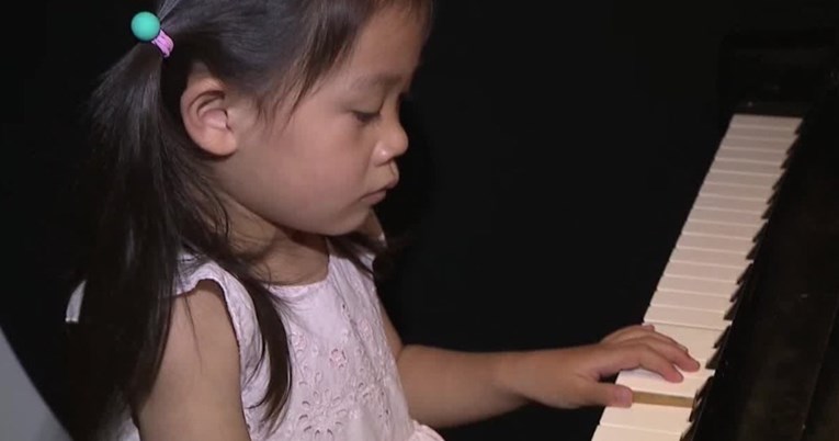 Trogodišnjakinja naučila svirati klavir, najesen nastupa u Carnegie Hallu