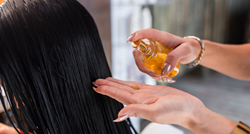 Frizeri često preporučuju ovo ulje za kosu, a kupci ga hvale jer kosu čini glatkom