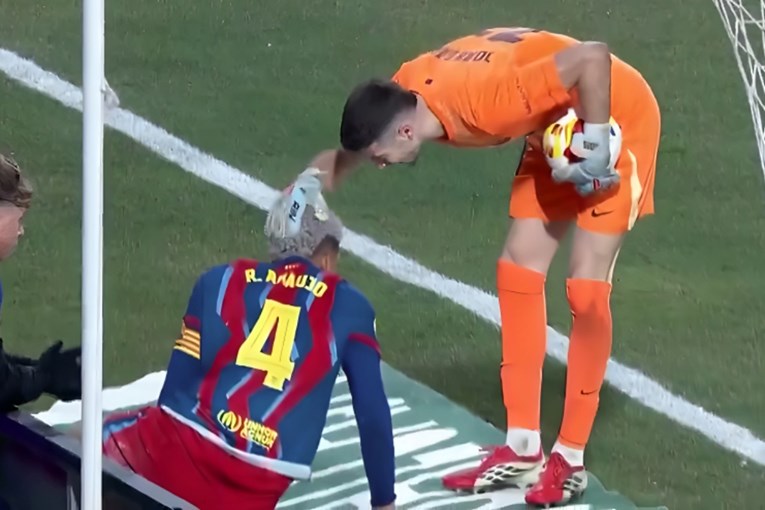 VIDEO Golman Barcelone s loptom u rukama izašao s terena da čestita suigraču