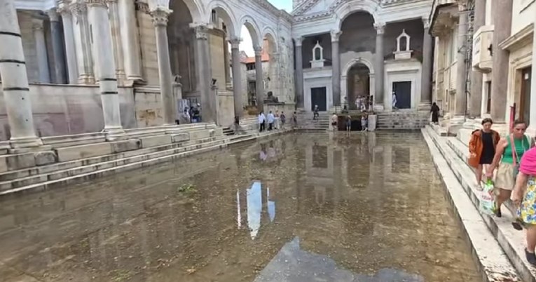 VIDEO Splitski Peristil potopljen, voda ulazi u Dioklecijanove podrume