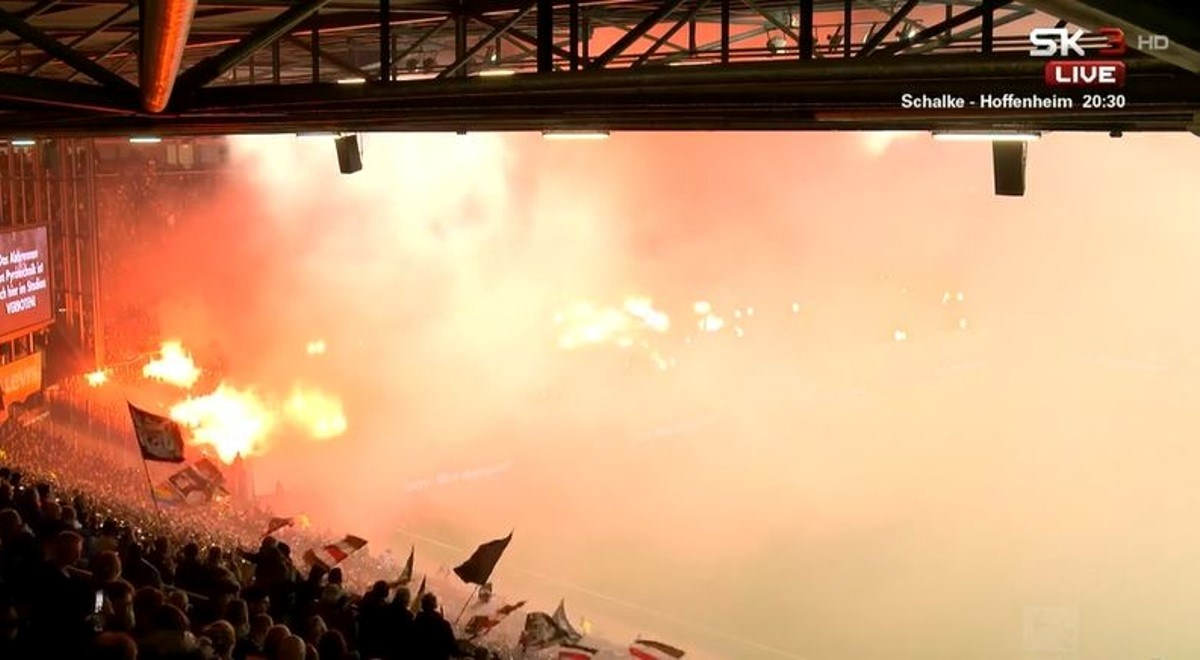 Stadion 'gorio' na njemačkom derbiju. Policija mlatila navijače