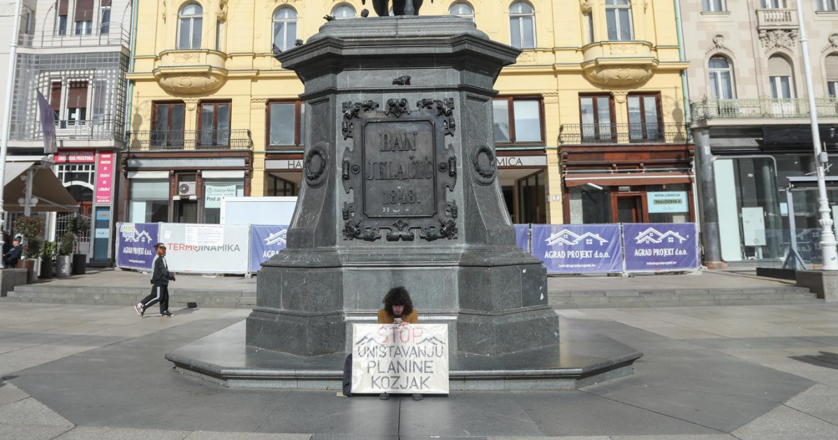 Fotka dana: Mladić sjedio u centru Zagreba i u rukama držao plakat s jakom porukom