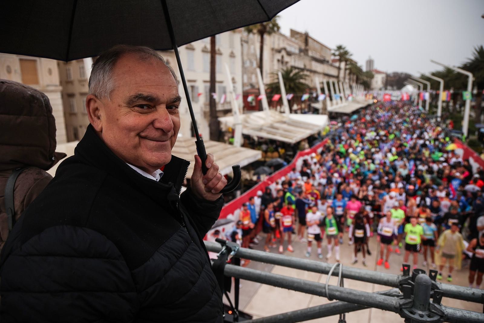 HDZ-ov župan uručio ugovore vrijedne 600.000 eura. "Vraćamo ljude u Dalmatinsku zagoru"