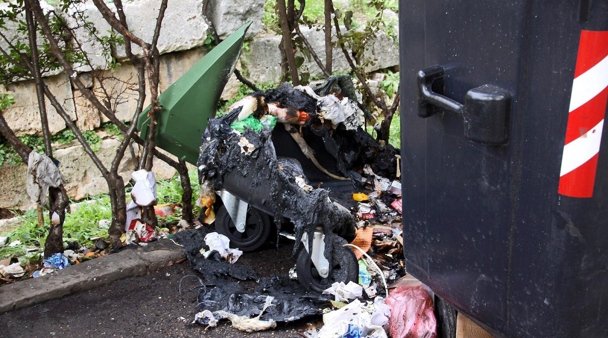 Muškarac u Splitu zapalio 12 kontejnera, izazvao štetu od 25 tisuća kuna