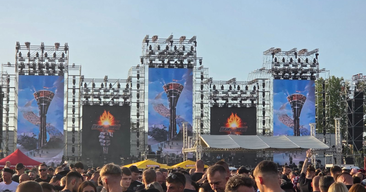 Na ekranima pozornice prije Thompsonova koncerta u Vukovaru prikazan vodotoranj
