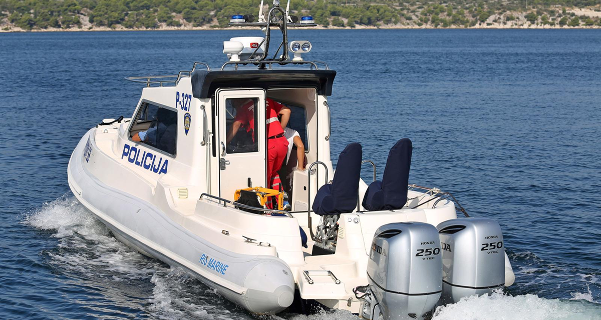 Na uzici vukao uginulog psa, drugog tukao. Vikao na prolaznike pa ušao u kafić