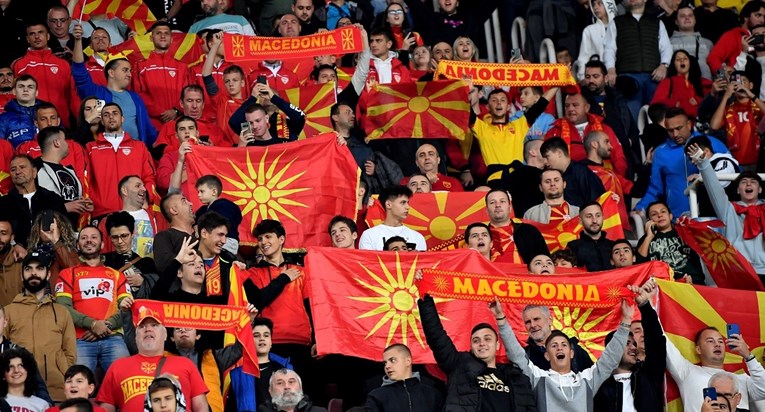 Makedonci kažnjeni jer su zviždali Bugarima na himnu