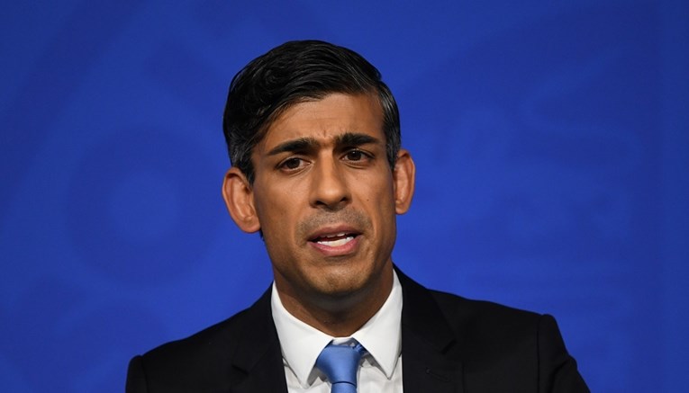 Britanski premijer odgodio zabranu prodaje benzinskih auta u zemlji