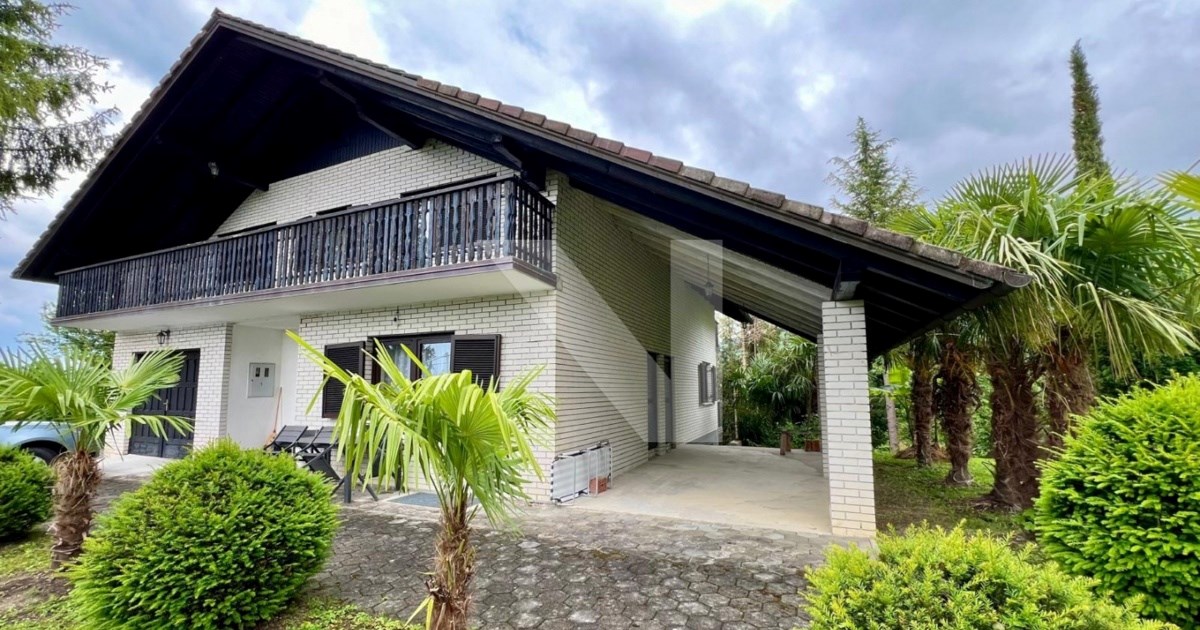 Velika kuća u zelenilu parka prirode prodaje se za 200.000 eura