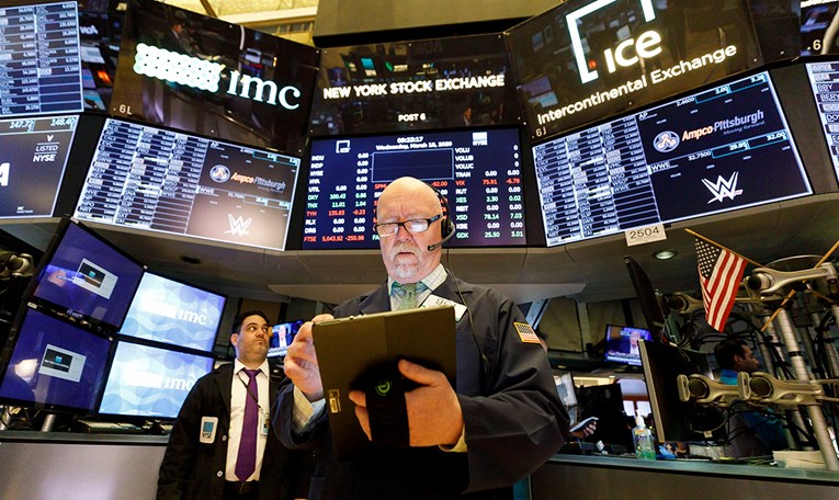 Wall Street oštro pao na početku godine