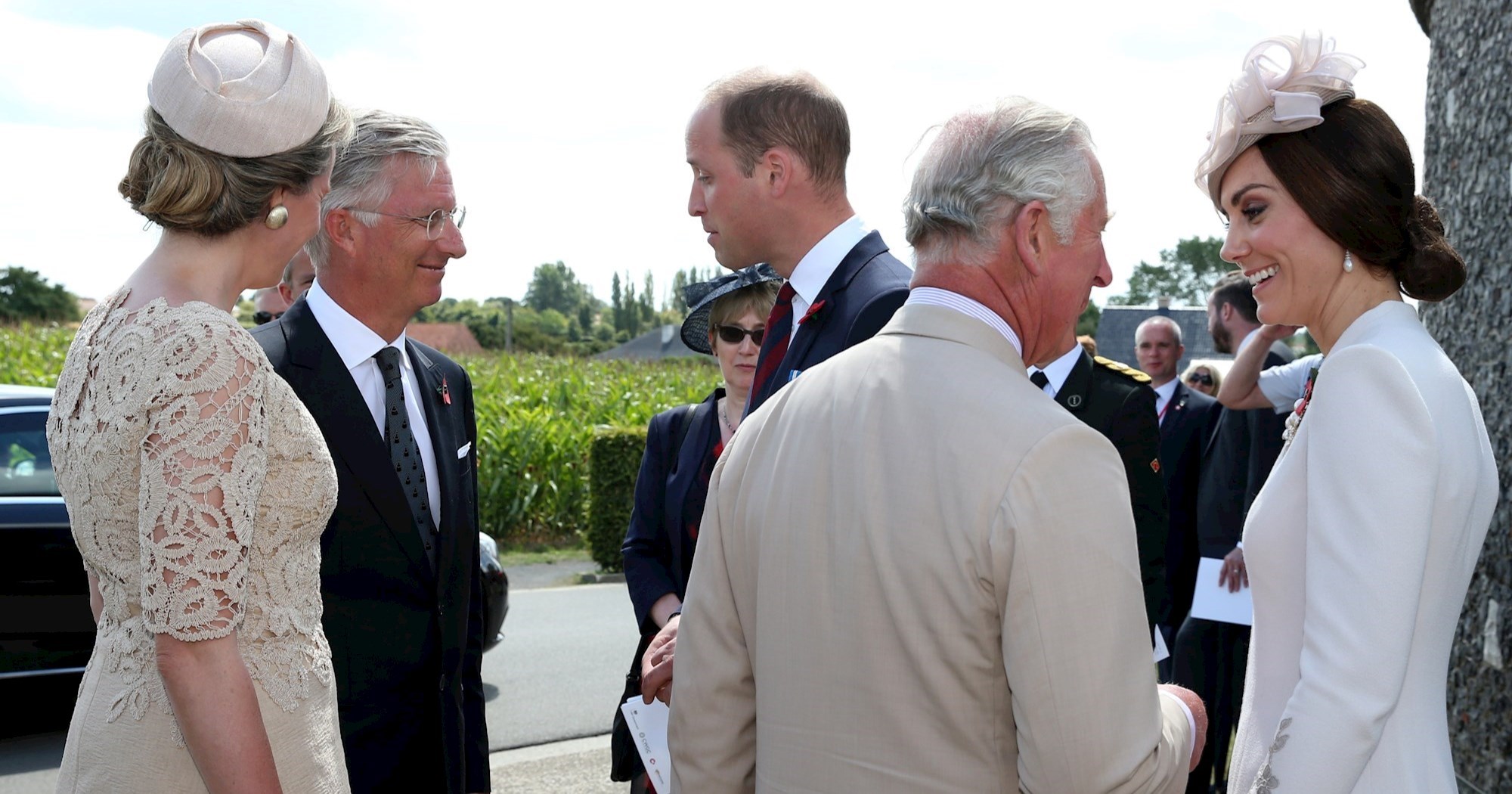 Lista darova uručenih britanskoj kraljevskoj obitelji: Rolls-Royce, pernata kruna...