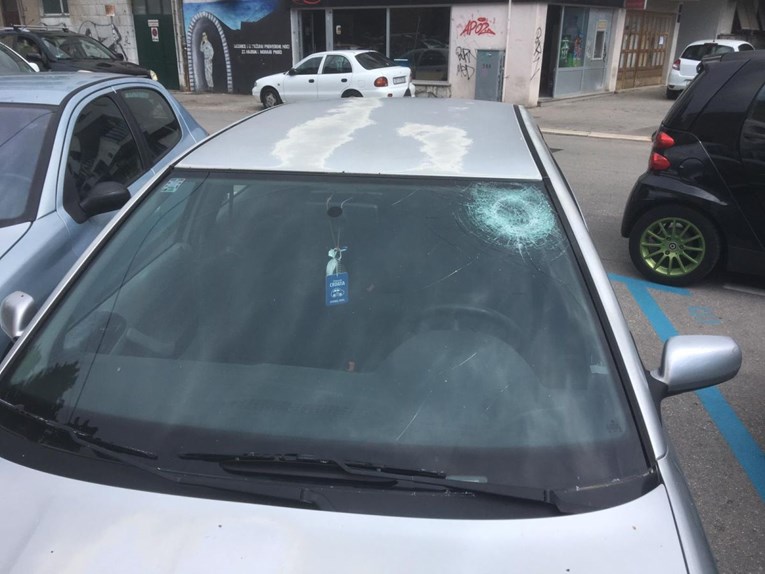 Splićanin parkirao ispred zgrade, netko mu pepeljarom razbio auto