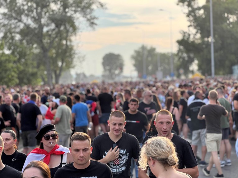 Nastao je čep između Bundeka i Hipodroma, ljude stjerali u uzak prostor