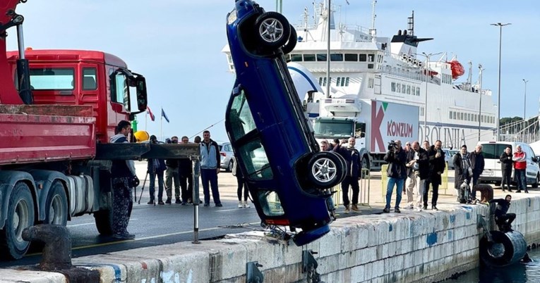 FOTO Čovjek sletio u more u Splitu i umro, izvukli auto iz trajektne luke