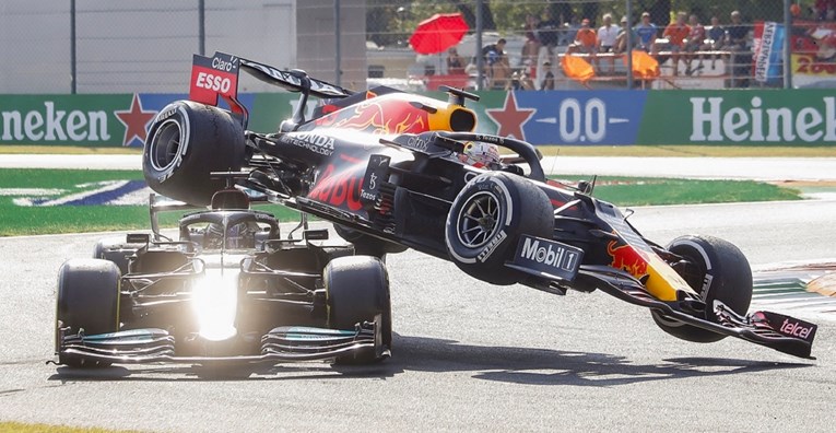 McLarenu pobjeda nakon 3213 dana u utrci koju je obilježio bizaran sudar najboljih