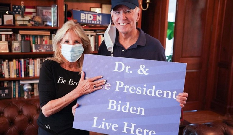 Ljudi misle da se Biden porukom na kapi narugao Trumpu