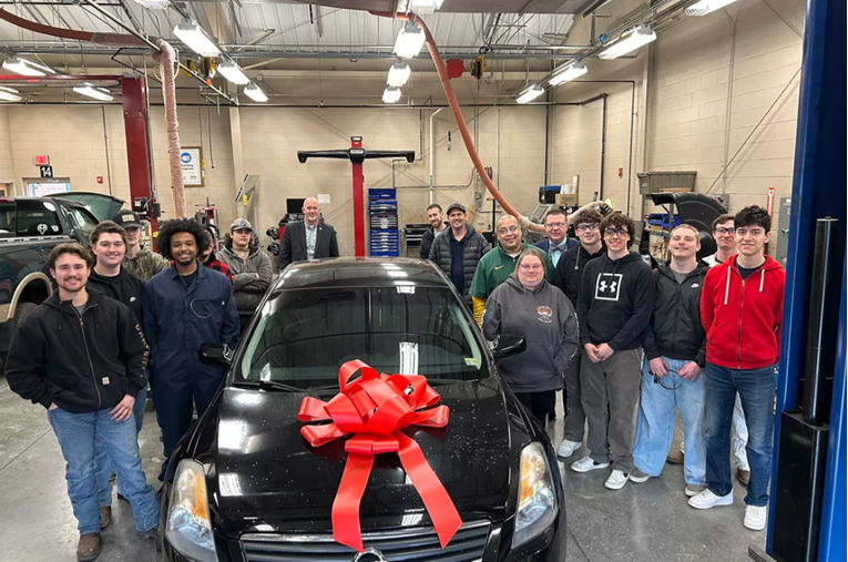 Srednjoškolci u SAD-u popravljaju aute i daruju ih samohranim majkama