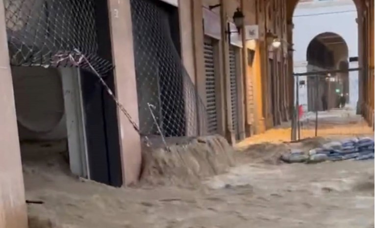 VIDEO Ogromne poplave u Italiji. Potopljeni gradovi, najmanje osmero mrtvih 