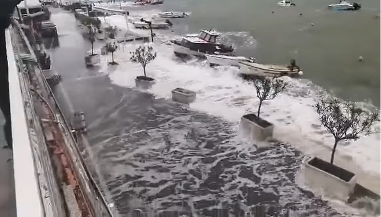 VIDEO Diljem obale izlilo se more, potop u više gradova, puše orkanski vjetar