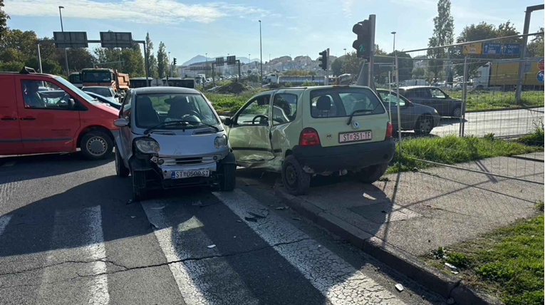 Policija traži očevice prometne nesreće u Solinu. Jedan auto prošao kroz crveno