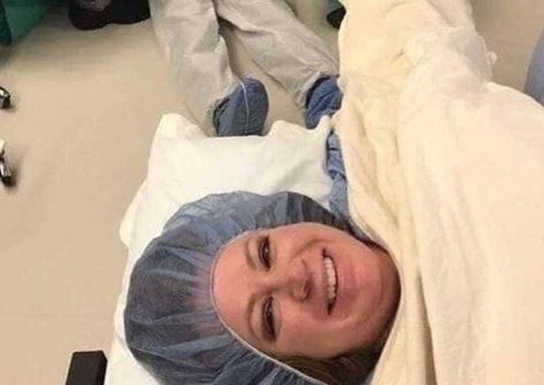 Selfie žene s poroda postao hit, bit će vam jasno zašto kad vidite cijelu fotku