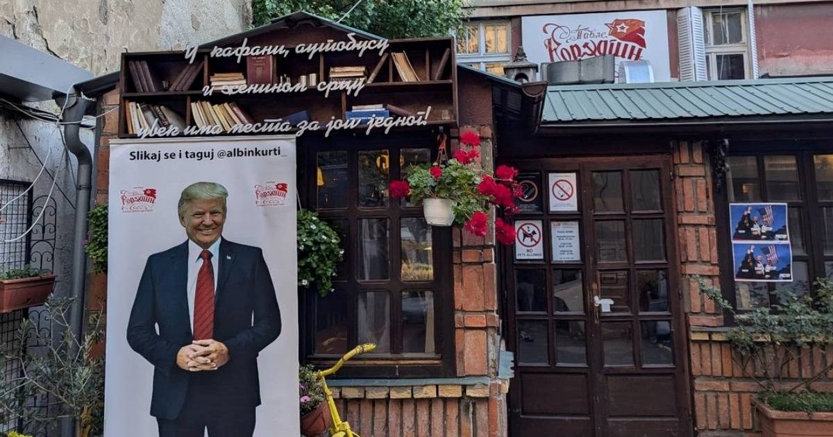 Beogradska kafana postavila sliku Trumpa: "Slikajte se i tagirajte premijera Kosova"