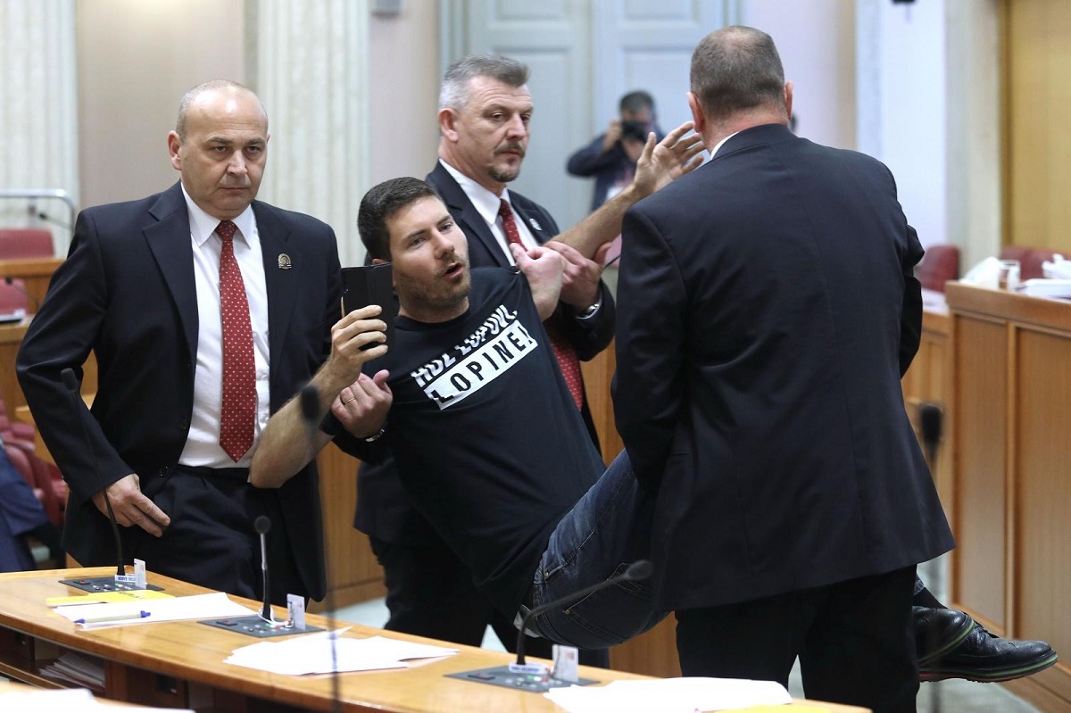 VIDEO Pernara opet izbacili iz sabora, sve je snimio
